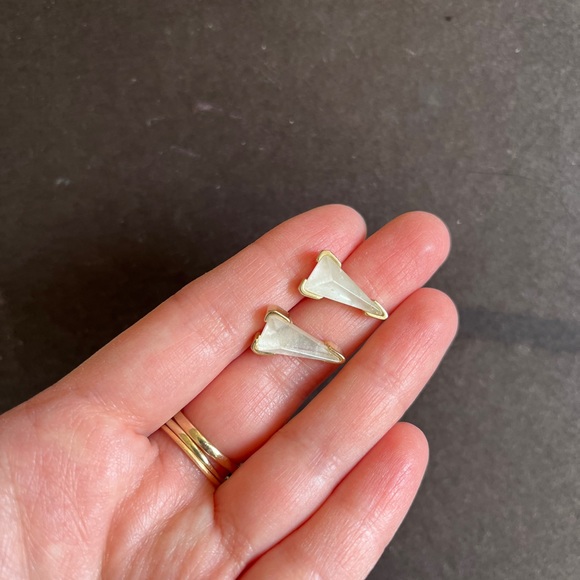 Kendra Scott Honor studs mother of pearl. Good condition - Picture 4 of 4